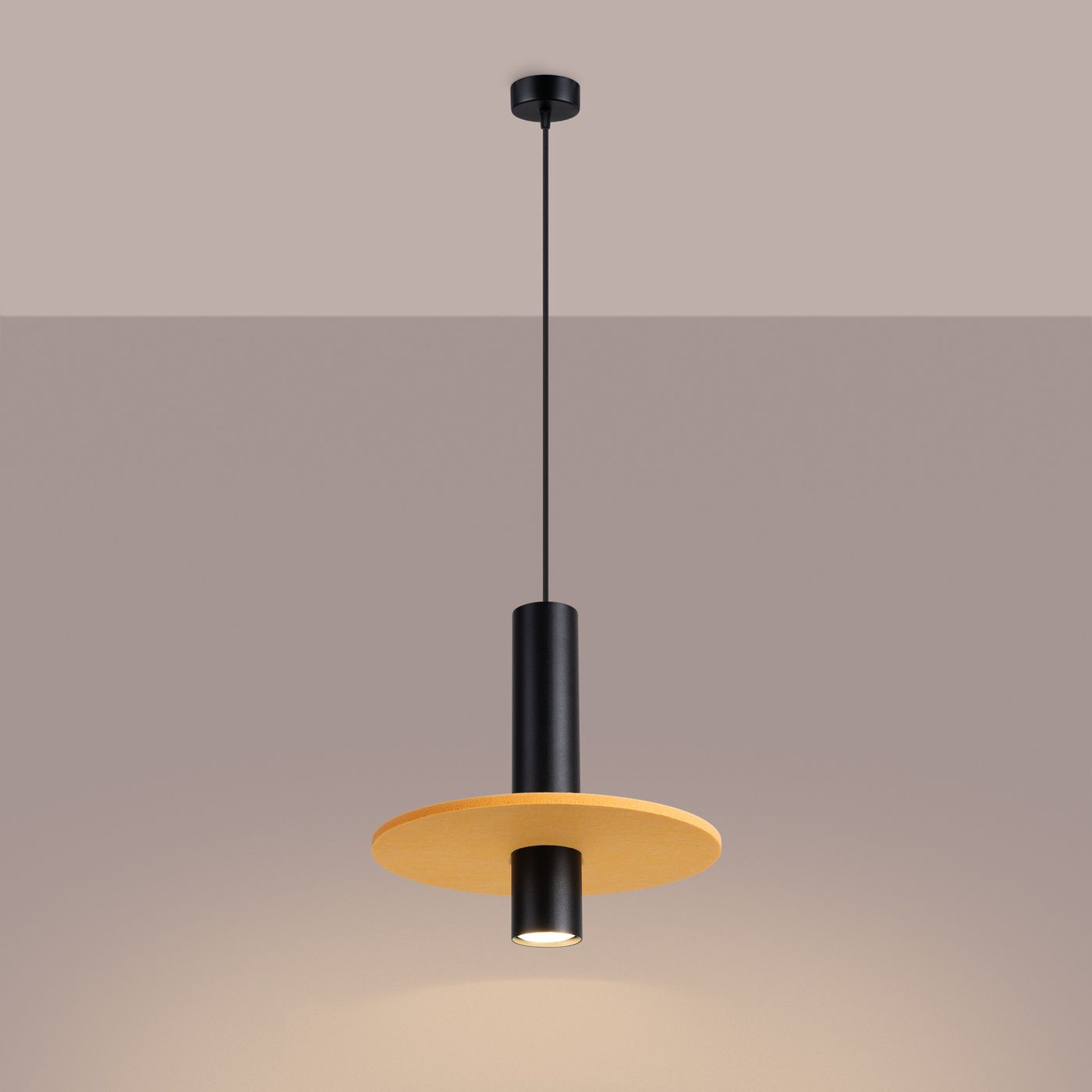 Lampa wisząca Pelta 1xGU10 w kolorze czarnym z żółtym, z cylindrycznym korpusem i okrągłym kloszem, zawieszona na cienkim przewodzie. Ujęcie frontalne, na jednolitym tle, podkreślające minimalistyczny design.