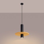Lampa wisząca Pelta 1xGU10 w kolorze czarnym z żółtym, z cylindrycznym korpusem i okrągłym kloszem, zawieszona na cienkim przewodzie. Ujęcie frontalne, na jednolitym tle, podkreślające minimalistyczny design.