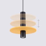 Lampa wisząca Pelta 1xGU10 w kolorze czarnym i żółtym, z trzema okrągłymi, żółtymi kloszami. Ujęcie frontalne, lampa zawieszona na czarnym przewodzie, z widocznym elementem regulacyjnym. Wymiary kloszy podkreślają nowoczesny design.