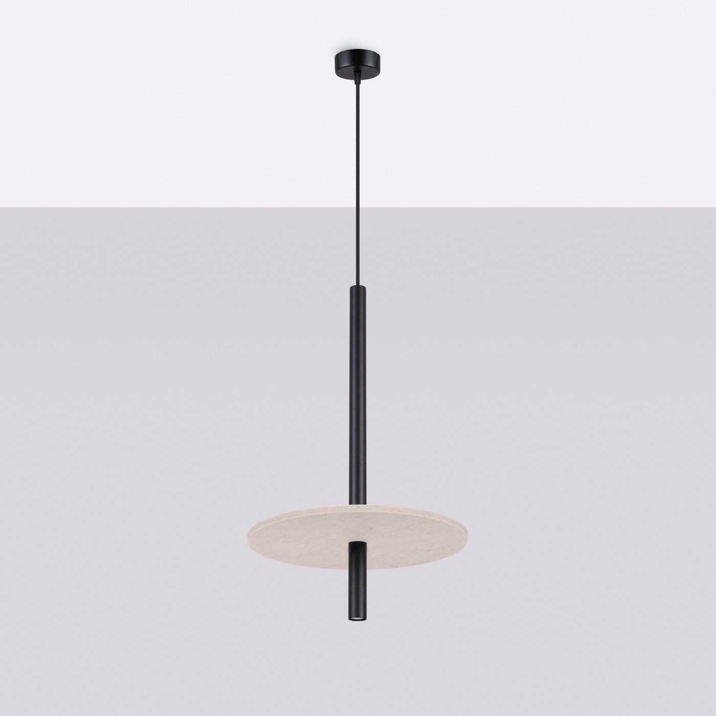 Lampa wisząca Feltro 1xG9 w kolorze czarnym i beżowym, z okrągłym kloszem z beżowego materiału i czarną metalową podstawą. Produkt zawieszony na cienkim czarnym przewodzie, widok frontalny.