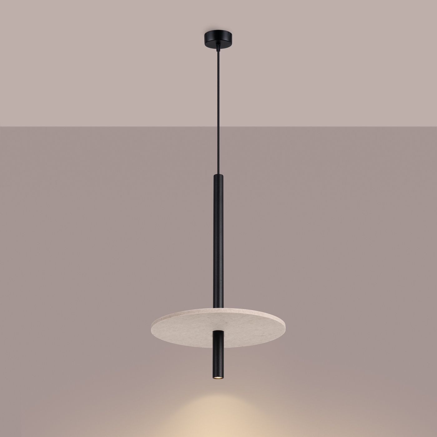 Czarna lampa wisząca Feltro z beżowym kloszem o okrągłym kształcie, zawieszona na cienkim, czarnym przewodzie. Górna część w minimalistycznym stylu, idealna do nowoczesnych wnętrz. Klosz umieszczony na wysmukłym metalowym ramieniu.