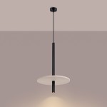 Czarna lampa wisząca Feltro z beżowym kloszem o okrągłym kształcie, zawieszona na cienkim, czarnym przewodzie. Górna część w minimalistycznym stylu, idealna do nowoczesnych wnętrz. Klosz umieszczony na wysmukłym metalowym ramieniu.