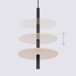 Lampa wisząca Feltro w kolorze czarnym i beżowym, z trzema okrągłymi, bezszwowo wykończonymi kloszami z filcu, zawieszona na czarnym przewodzie. Produkt w układzie pionowym, z widoczną możliwością regulacji wysokości.