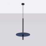 Lampa wisząca Feltro, czarna z granatowym elementem, w kształcie okrągłej tarczy z materiału filcowego. Posiada długi, smukły uchwyt, zawieszona na cienkim przewodzie. Idealna do nowoczesnych wnętrz.