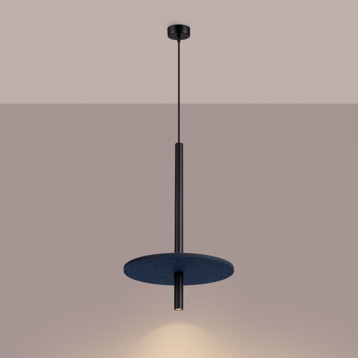 Lampa wisząca Feltro w kolorze czarnym i granatowym z okrągłym kloszem. Produkt zawiera metalowy element montażowy oraz przewód zawieszający. Klosz ma matową teksturę, a lampa jest zawieszona w pozycji pionowej. Tło jest w jasnym odcieniu.