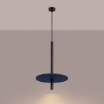 Lampa wisząca Feltro w kolorze czarnym i granatowym z okrągłym kloszem. Produkt zawiera metalowy element montażowy oraz przewód zawieszający. Klosz ma matową teksturę, a lampa jest zawieszona w pozycji pionowej. Tło jest w jasnym odcieniu.