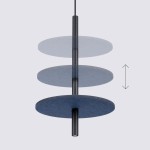 Lampa wisząca Feltro 1xG9 w kolorze czarnym i granatowym. Składa się z trzech okrągłych, filcowych abażurów zawieszonych na cienkiej rurze. Produkt ma możliwość regulacji wysokości. Tło jasne, minimalistyczne.