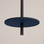 Lampa wisząca Feltro z czarnym metalowym uchwytem, z granatowym, okrągłym kloszem z filcu. Widok z dołu, pokazujący detal konstrukcji i źródło światła G9. Tło jasne, minimalistyczne.