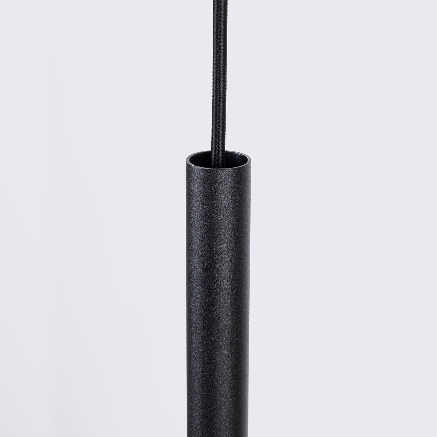 Lampa wisząca Feltro 1xG9 w kolorze czarnym z granatowym akcentem. Widoczna metalowa osłona, prosta forma, z przewodem w oplocie. Produkt zawieszony pionowo, na jednolitym tle.
