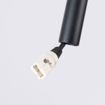 Czarna lampa wisząca Feltro z gniazdem G9, z widocznym kablem w oplocie, zakończona białym złączem. Ujęcie z boku, ukazujące detale mocowania oraz strukturę kabla. Tło jasne i jednolite.