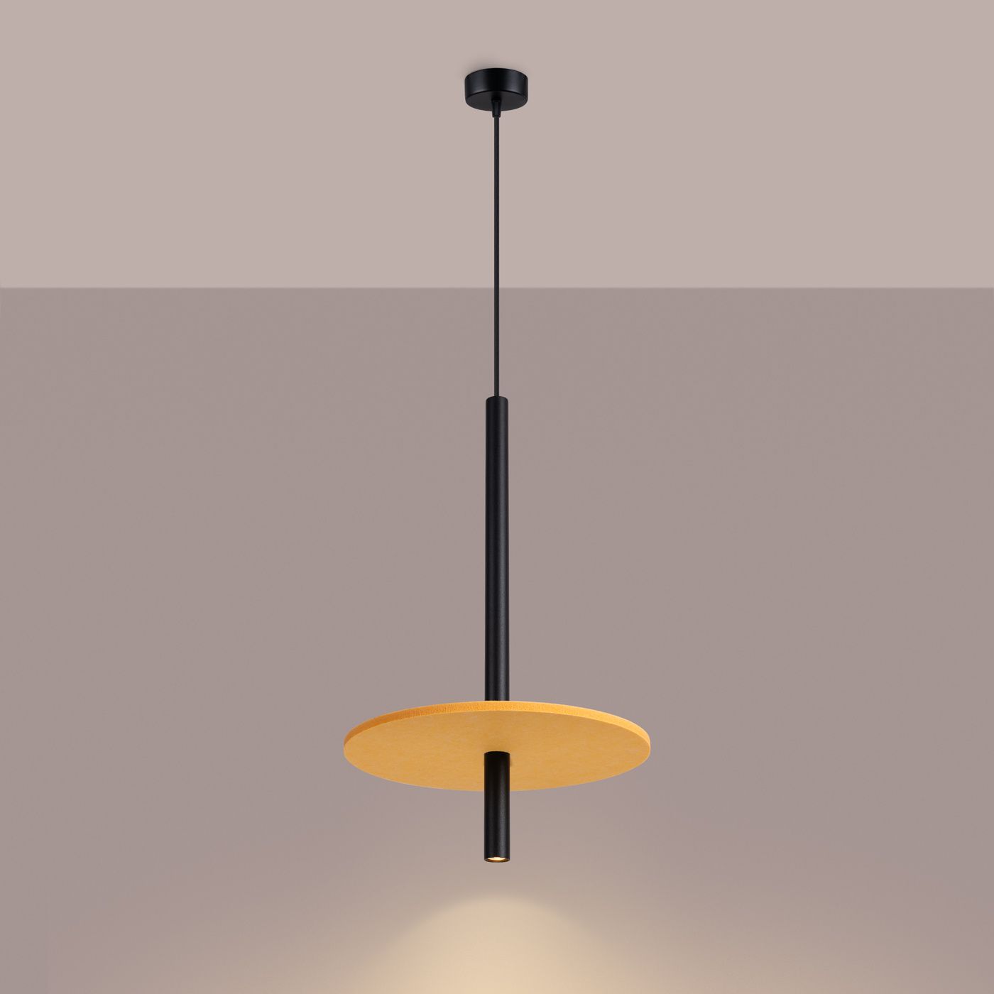 Lampa wisząca Feltro 1xG9 w kolorze czarnym i żółtym, z okrągłym kloszem i prostą, podłużną podstawą. Zawieszona na cienkim kablu, w nowoczesnym designie, umieszczona na jednolitym tle.