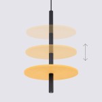 Lampa wisząca Feltro z jednym gniazdem G9 w kolorze czarnym i żółtym. Posiada trzy okrągłe, żółte klosze na czarnym stelażu, umieszczone wzdłuż pionowej rurki. Produkt zawieszony na cienkim przewodzie, z możliwością regulacji wysokości. Tło jasne.