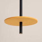 Lampa wisząca Feltro 1xG9 w kolorze czarnym i żółtym. Okrągła, żółta podsufitka z materiału, z centralnym czarnym trzonkiem. Produkt zawieszony pod kątem, na jednolitym tle. Brak widocznych napisów lub logo.