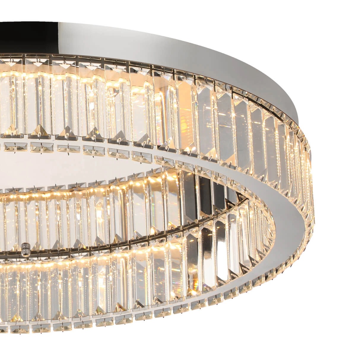 Lampa sufitowa LED Spark D60 o mocy 48W w chromowanej oprawie z okrągłym kloszem. Klosz składa się z przezroczystych, prostokątnych elementów, które odbijają światło, tworząc efektowną iluminację. Produkt widoczny z boku, z detalem na strukturę klosza.
