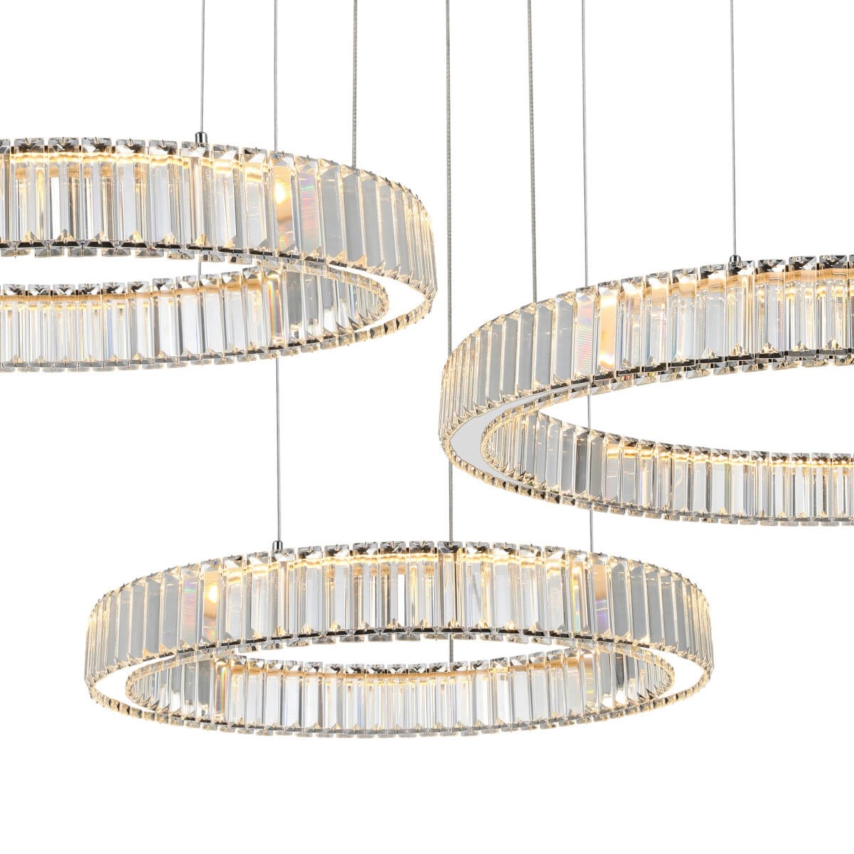 Lampa wisząca Spark 3xLED 144W w kolorze chromu z trzema okrągłymi kloszami, zdobionymi przezroczystymi kryształkami. Zawieszona na cienkich linkach, ma nowoczesny design i emituję ciepłe światło, idealna do eleganckich wnętrz.