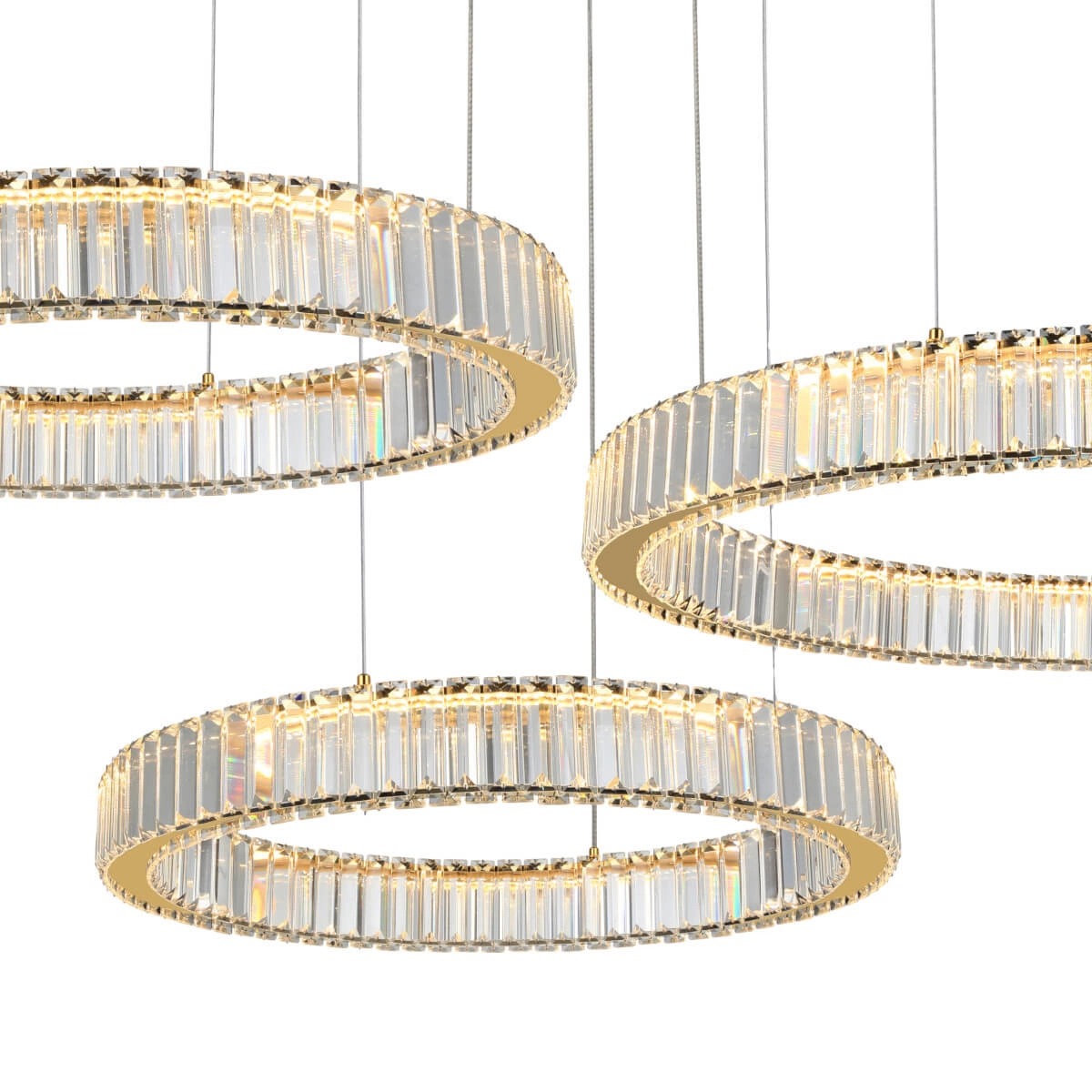 Lampa wisząca Spark z trzema pierścieniami LED o mocy 144W w kolorze złotym. Szklane elementy o geometrycznym kształcie, zawieszone na cienkich linkach. Elegancki design z transparentnymi akcentami, idealna do nowoczesnych wnętrz.