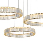 Lampa wisząca Spark z trzema pierścieniami LED o mocy 144W w kolorze złotym. Szklane elementy o geometrycznym kształcie, zawieszone na cienkich linkach. Elegancki design z transparentnymi akcentami, idealna do nowoczesnych wnętrz.