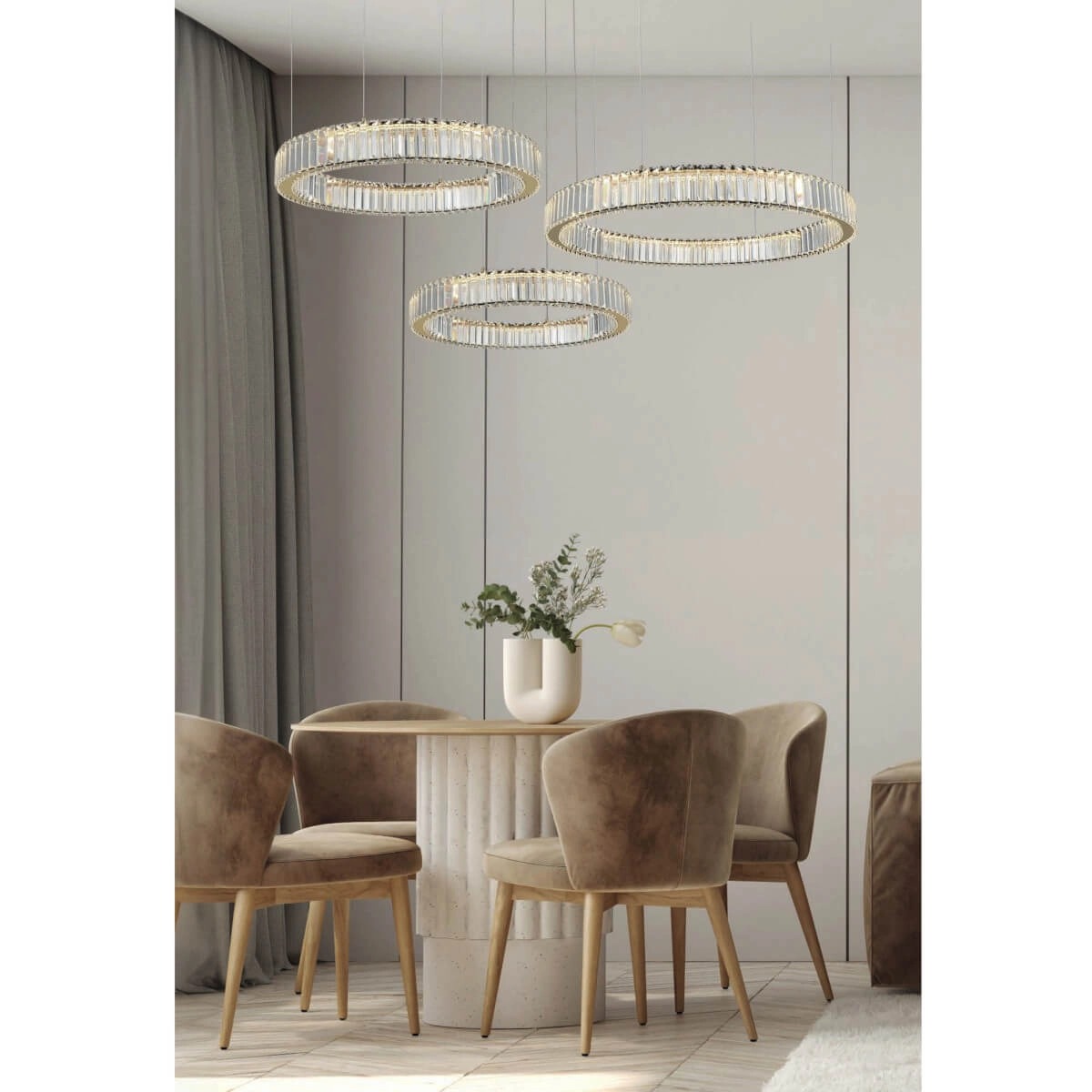 Lampa wisząca Spark 3xLED 144W w kolorze złotym, składająca się z trzech okrągłych kloszy, zawieszona nad stołem w nowoczesnej aranżacji, z miękkimi, beżowymi krzesłami i okrągłym stołem z fakturowanym blatem.