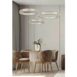 Lampa wisząca Spark 3xLED 144W w kolorze złotym, składająca się z trzech okrągłych kloszy, zawieszona nad stołem w nowoczesnej aranżacji, z miękkimi, beżowymi krzesłami i okrągłym stołem z fakturowanym blatem.