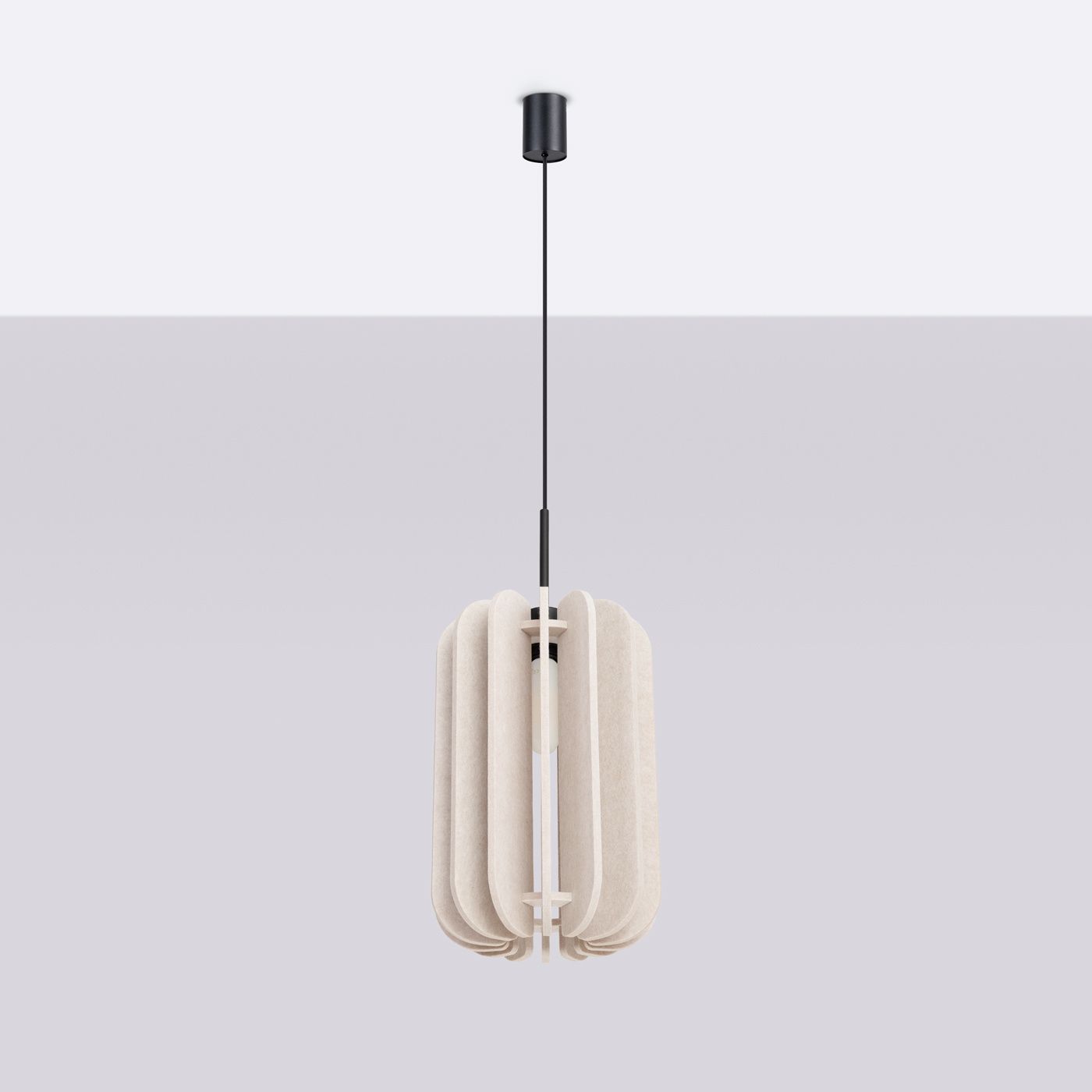 Lampa wisząca Mula D27 w kolorze czarnym i beżowym, z kloszem w formie prostokątnych fal, zawieszona na cienkim, czarnym przewodzie. Widok frontalny, lampa o średniej wielkości, z miejscem na żarówkę E27. Tło jasne, jednolite.