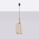 Lampa wisząca Mula D27 w kolorze czarnym i beżowym, z kloszem w formie prostokątnych fal, zawieszona na cienkim, czarnym przewodzie. Widok frontalny, lampa o średniej wielkości, z miejscem na żarówkę E27. Tło jasne, jednolite.