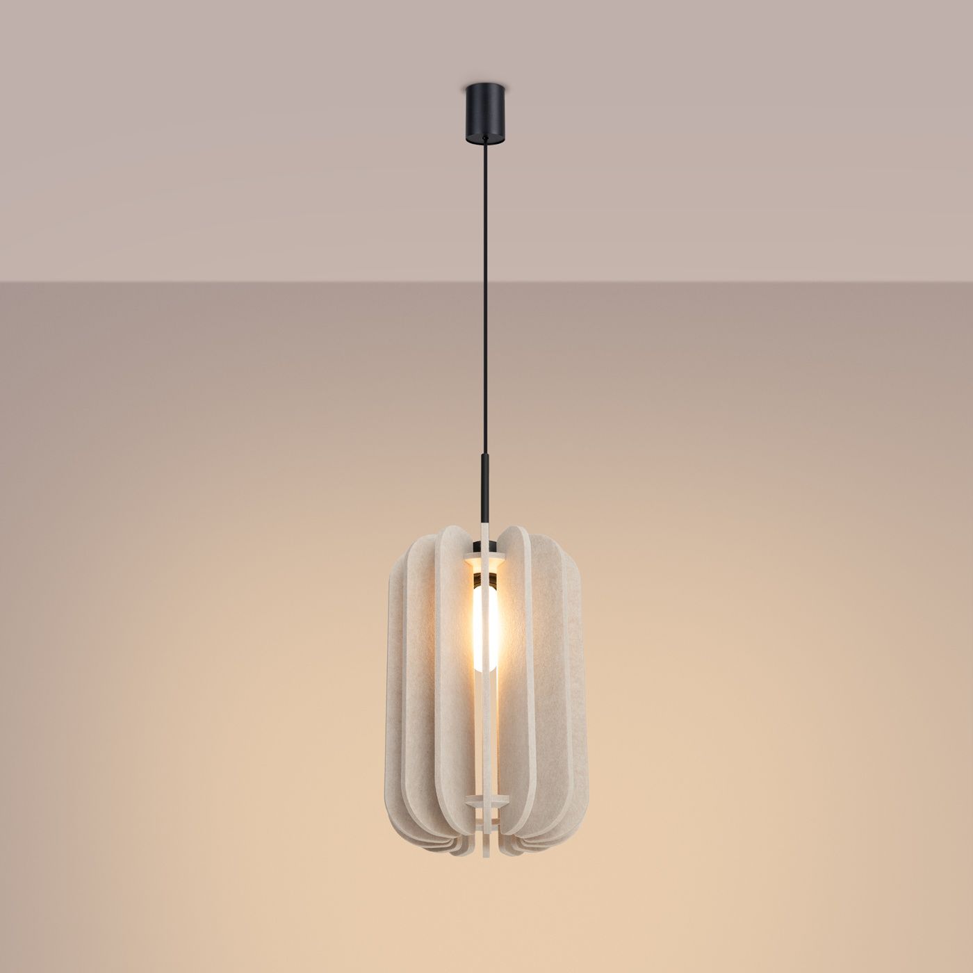 Lampa wisząca Mula D27 z oprawą w kolorze czarnym i kloszem w odcieniu beżowym. Klosz ma kształt prostokątny z falistym wzorem. Lampa zawieszona na cienkim czarnym kablu w minimalistycznym stylu, idealna do nowoczesnych wnętrz.