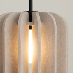 Lampa wisząca Mula D27 z czarnym uchwytem i beżowym kloszem z teksturowanego materiału, z widoczną żarówką E27 w środku. Ujęcie z bliska, ukazujące detale konstrukcji i źródło światła.