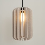 Lampa wisząca Mula D27 w kolorze czarnym i beżowym, z 1 gniazdem E27. Posiada unikalną, falistą strukturę z materiału tekstylnego, z widoczną żarówką w centralnej części. Ujęcie z dołu, na jednolitym tle.