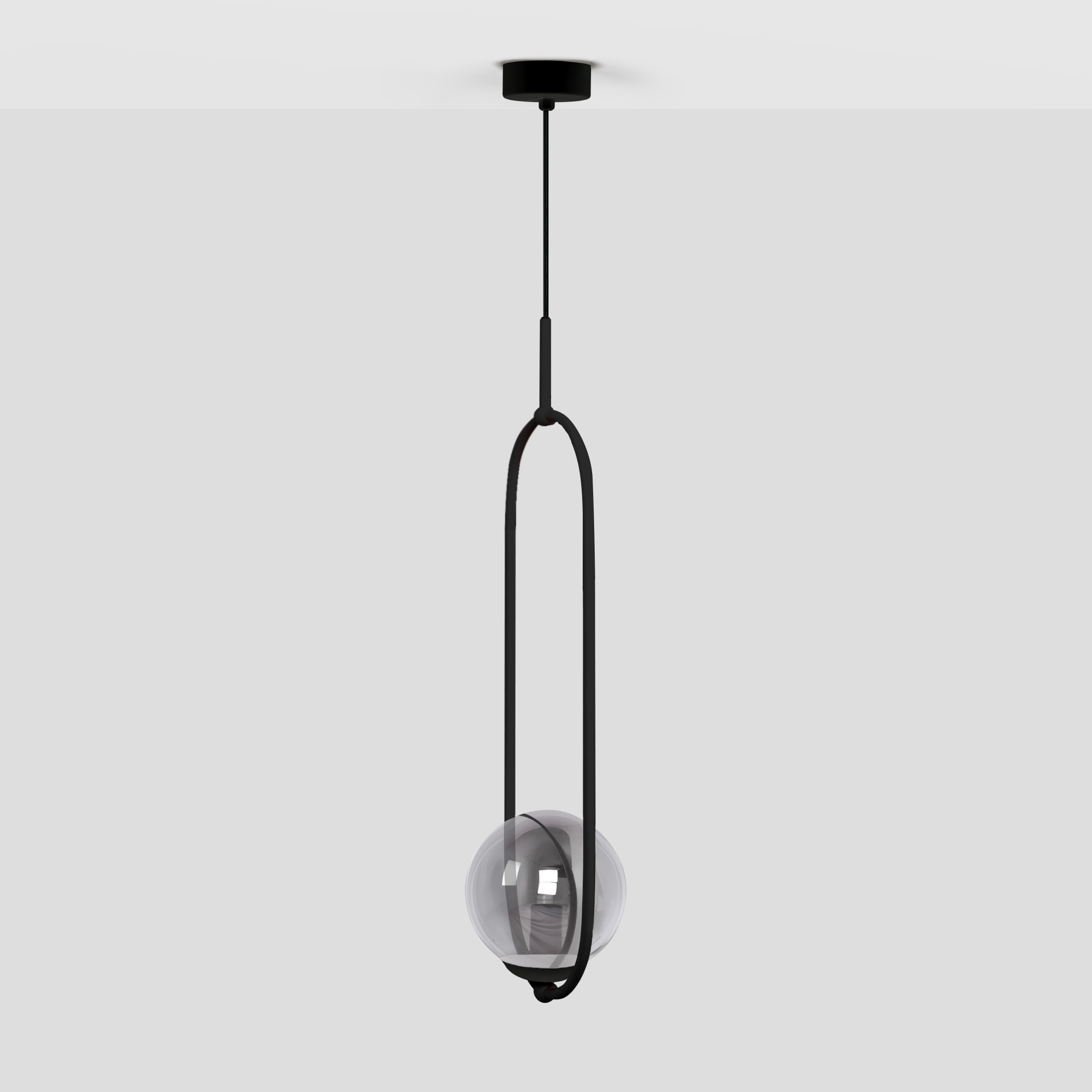 Lampa wisząca Davos 1xE14 w kolorze czarnym i grafitowym z przezroczystą kulistą kloszem. Produkt zawieszony na cienkim przewodzie, z minimalistycznym, prostokątnym stelażem. Tło w jasnym kolorze.