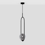 Lampa wisząca Davos 1xE14 w kolorze czarnym i grafitowym z przezroczystą kulistą kloszem. Produkt zawieszony na cienkim przewodzie, z minimalistycznym, prostokątnym stelażem. Tło w jasnym kolorze.