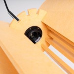 Lampa wisząca Mula D27 w kolorze czarnym i żółtym, z widocznym gniazdem E27 do żarówki LED. Kąt ujęcia ukazuje detal konstrukcji z elementami z materiału przypominającego filc oraz wycięciami dekoracyjnymi.