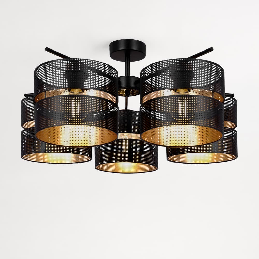 Lampa sufitowa Malavi z pięcioma kloszami E27, wykonana z czarnego metalu, z perforowanym wzorem. Klosze mają złote wnętrza, co tworzy efektowne oświetlenie. Produkt zamontowany na centralnym wsporniku, widoczny z góry.