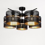 Lampa sufitowa Malavi z pięcioma kloszami E27, wykonana z czarnego metalu, z perforowanym wzorem. Klosze mają złote wnętrza, co tworzy efektowne oświetlenie. Produkt zamontowany na centralnym wsporniku, widoczny z góry.