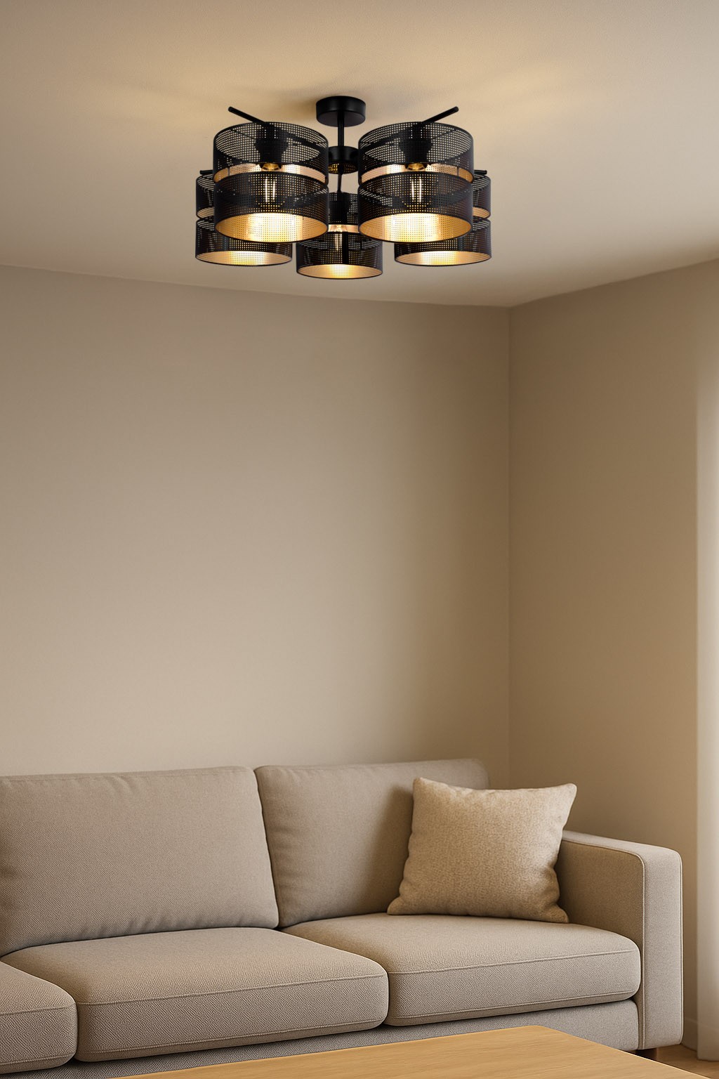 Lampa sufitowa Malavi w kolorze czarnym, z pięcioma oprawami E27. Okrągłe klosze z siatki metalowej, umieszczone w dwóch poziomach. Montowana na suficie, w nowoczesnym wnętrzu, obok beżowej sofy.