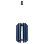 Lampa wisząca Mula D27 z oprawą na jedną żarówkę E27. W kolorze czarnym i granatowym, o zaokrąglonym kształcie z teksturowanego materiału. Zawieszona na cienkim czarnym przewodzie, montowana sufitowo.