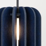 Lampa wisząca Mula D27 z materiału filcowego w kolorze granatowym z czarnymi akcentami. Posiada cylindryczny kształt z wyraźnymi szczelinami, przez które prześwituje światło. Zawieszenie na czarnym przewodzie. Widoczna żarówka E27.