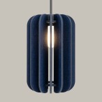 Lampa wisząca Mula D27 w kolorze granatowym z czarnymi elementami, zbudowana z teksturowanych paneli. Źródło światła E27 umieszczone w centralnej części. Produkt zawieszony na cienkim, czarnym przewodzie, na jasnym tle.