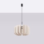 Lampa wisząca Mula D45 z czarnym mocowaniem i beżowym kloszem, składającym się z zakrzywionych elementów. Produkt wisi pionowo na cienkim przewodzie, tworząc nowoczesny design. Tło w jasnym kolorze.