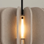 Lampa wisząca Mula D45 w kolorze czarnym i beżowym, z kloszem z teksturowanego materiału, w formie okrągłych elementów. Wyposażona w żarówkę E27, widoczna jest emitująca ciepłe światło. Produkt zawieszony na czarnym przewodzie.
