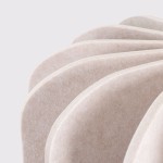 Lampa wisząca Mula D45 w kolorze czarnym i beżowym, z kloszem z miękkiego materiału w formie falistej struktury. Widoczne delikatne przejścia między warstwami. Klosz stworzony do montażu na jednym źródle światła E27.