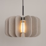 Lampa wisząca Mula D45 z czarnym przewodem, posiada beżowy klosz z teksturowanego materiału, o okrągłym kształcie z podziałem na segmenty. Światło wydobywa się z centralnej żarówki E27, tworząc przytulną atmosferę.