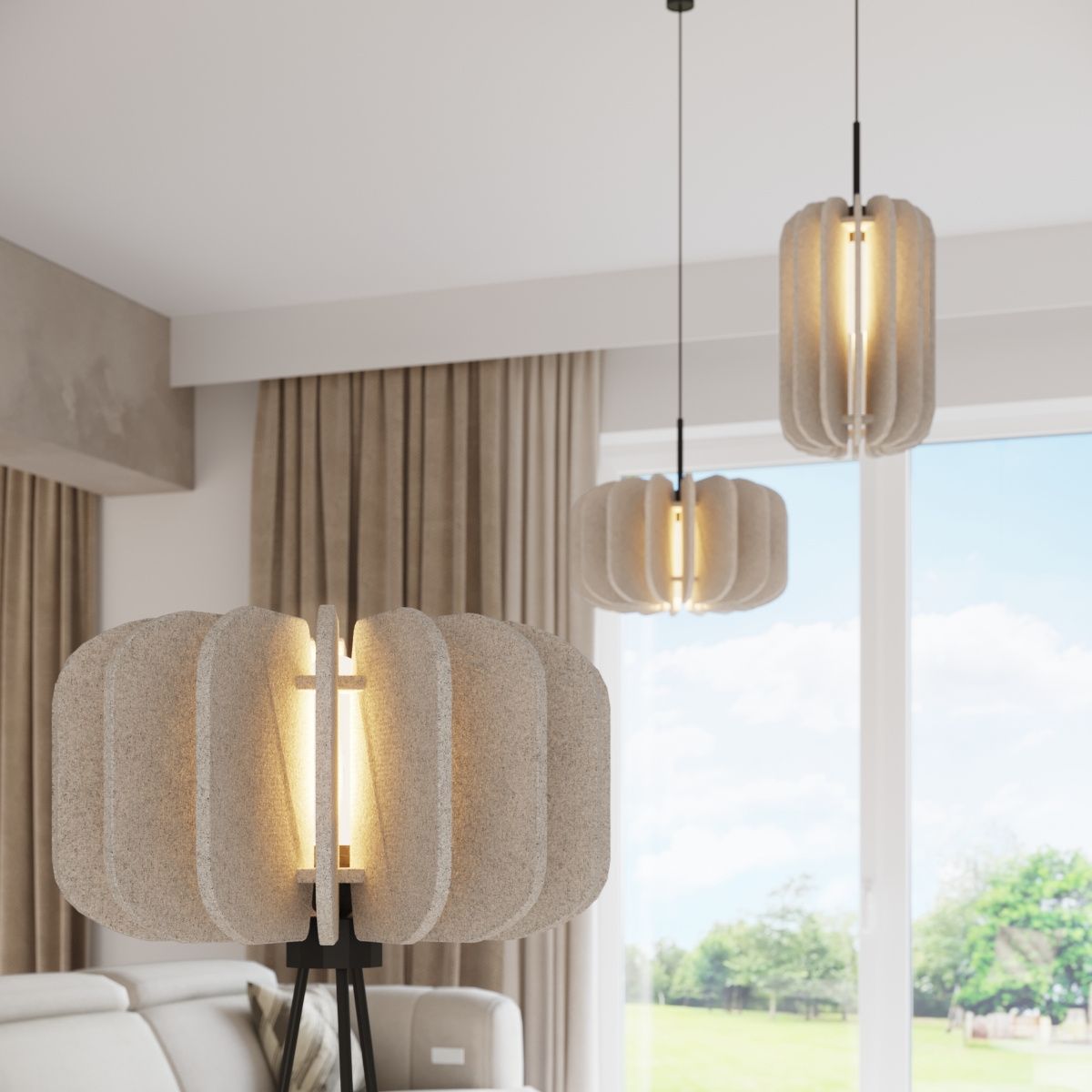 Lampa wisząca Mula D45 z abażurem w kolorze beżowym, złożonym z poziomych paneli, zawieszona na czarnym przewodzie. W tle widoczne zasłony i okno, przez które wpada naturalne światło. W lampie zastosowano jedno źródło światła E27.