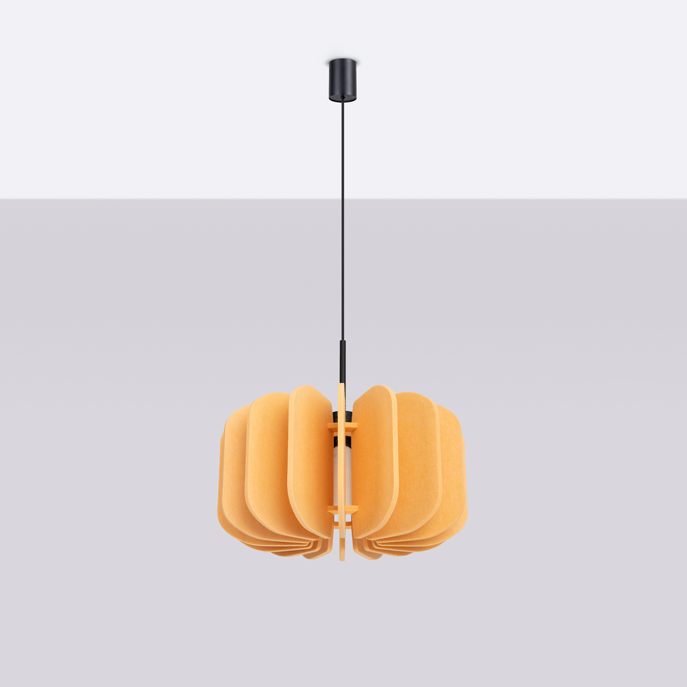 Lampa wisząca Mula D45 z kloszem w kształcie harmonijki w kolorze żółtym, zawieszona na czarnym przewodzie. Posiada miejsce na żarówkę E27. Widok frontalny, na jednolitym tle.