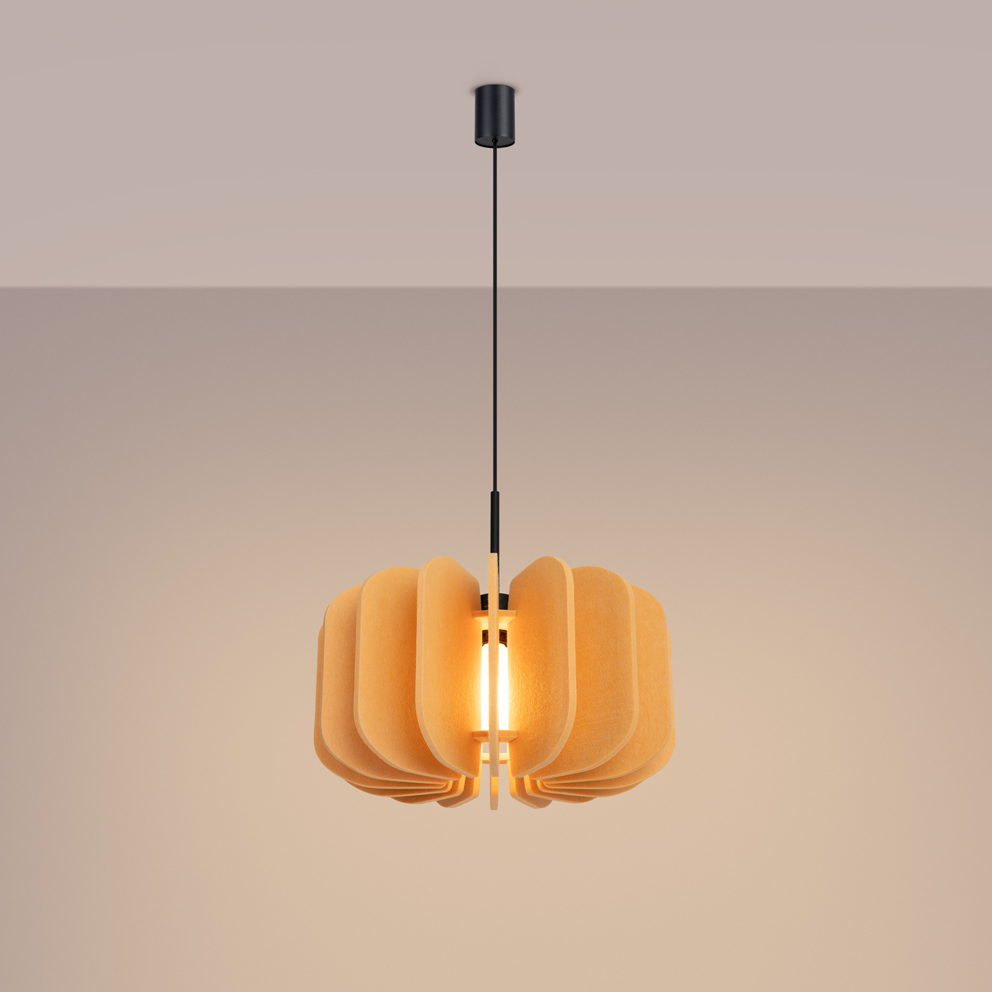 Lampa wisząca Mula D45 z kloszem w kolorze żółtym, wykonana z materiału, w kształcie falistych paneli. Posiada czarny kabel i mocowanie sufitowe, z żarówką E27 widoczną w centrum. Ujęcie frontalne, na jednolitym tle.