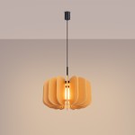 Lampa wisząca Mula D45 z kloszem w kolorze żółtym, wykonana z materiału, w kształcie falistych paneli. Posiada czarny kabel i mocowanie sufitowe, z żarówką E27 widoczną w centrum. Ujęcie frontalne, na jednolitym tle.