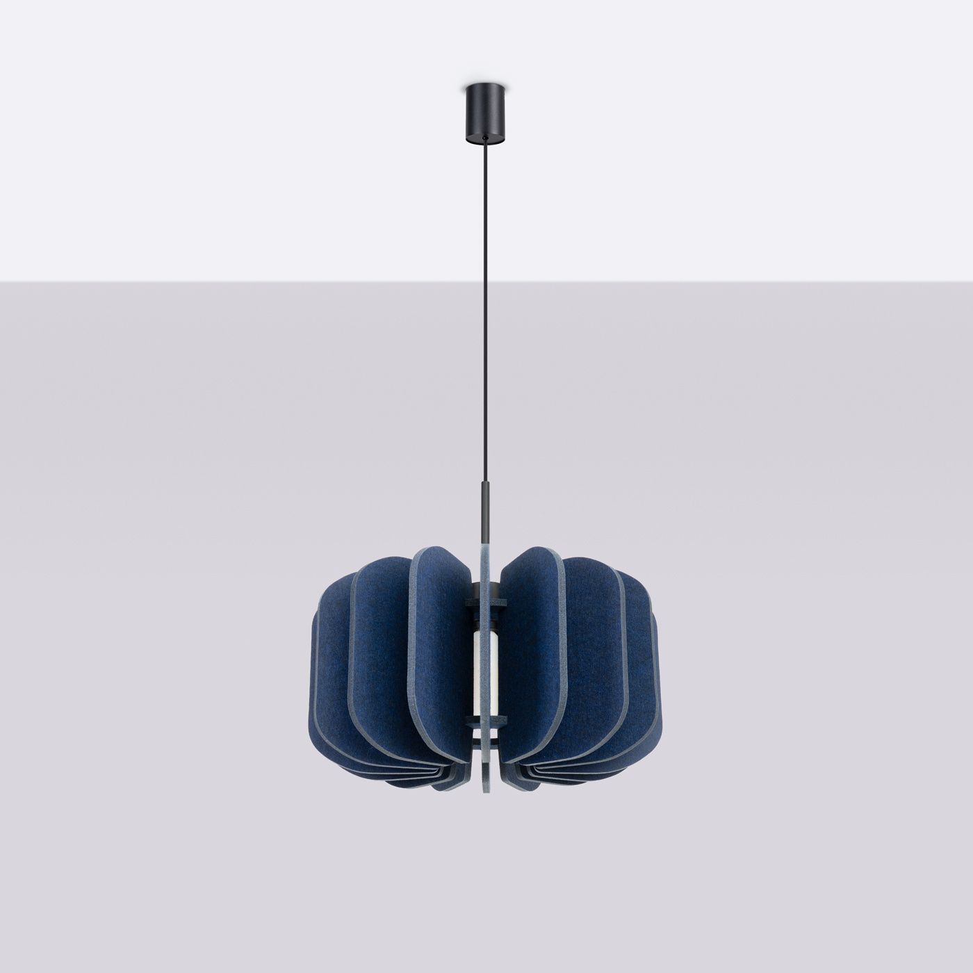 Lampa wisząca Mula D45 z jednym gniazdem E27, w kolorze czarnym i granatowym, z teksturowanymi, falistymi panelami. Zawieszona na cienkim, czarnym przewodzie pod sufitem, z minimalistycznym designem.