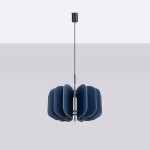 Lampa wisząca Mula D45 z jednym gniazdem E27, w kolorze czarnym i granatowym, z teksturowanymi, falistymi panelami. Zawieszona na cienkim, czarnym przewodzie pod sufitem, z minimalistycznym designem.