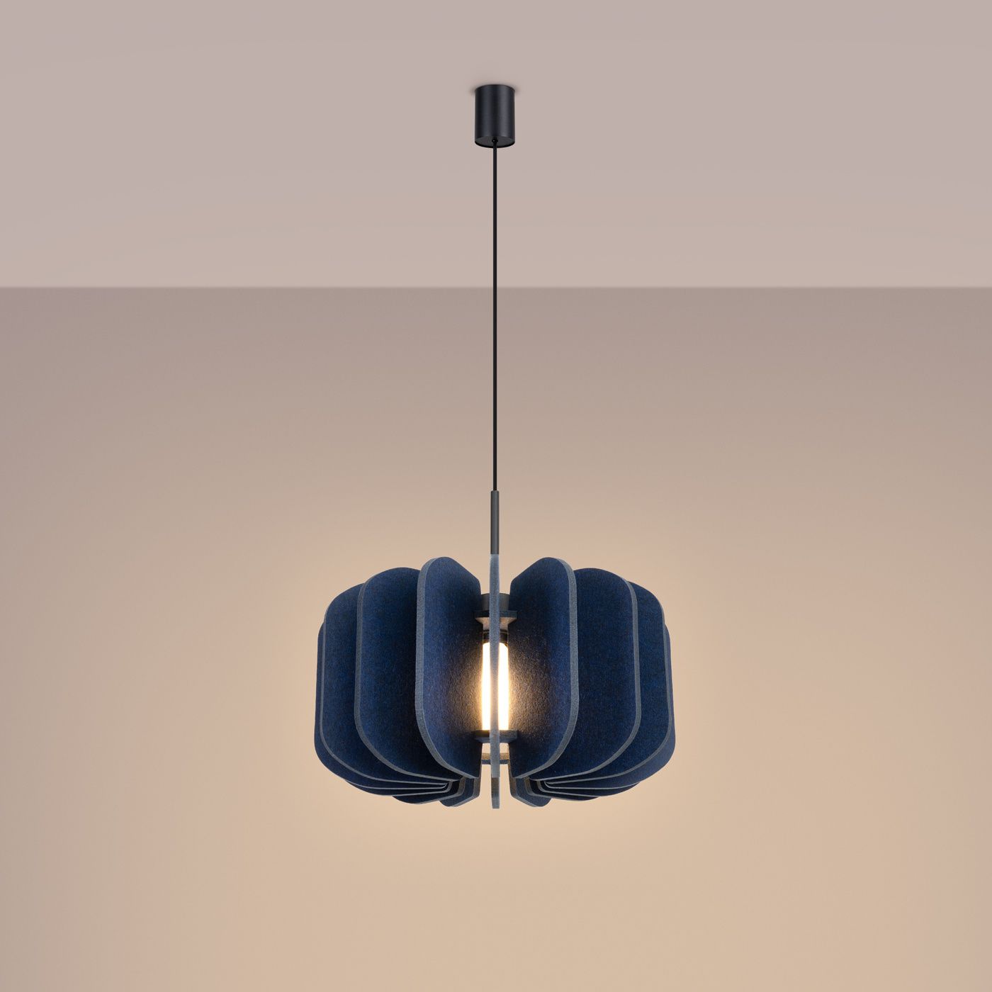 Lampa wisząca Mula D45 w kolorze granatowym z czarnym mocowaniem, o opływowym kształcie z teksturowanych elementów. Zawieszona na cienkim kablu, z widocznym źródłem światła E27 w centralnej części. Tło w neutralnym odcieniu.