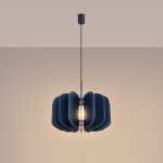 Lampa wisząca Mula D45 w kolorze granatowym z czarnym mocowaniem, o opływowym kształcie z teksturowanych elementów. Zawieszona na cienkim kablu, z widocznym źródłem światła E27 w centralnej części. Tło w neutralnym odcieniu.