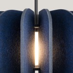Lampa wisząca Mula D45 z jedną oprawą E27, w kolorze czarnym i granatowym. Zbliżenie na lampę z teksturowanym kloszem z filcu, odsłaniającym źródło światła w centralnej części. Klosz o falistym kształcie, zawieszony na cienkim przewodzie.